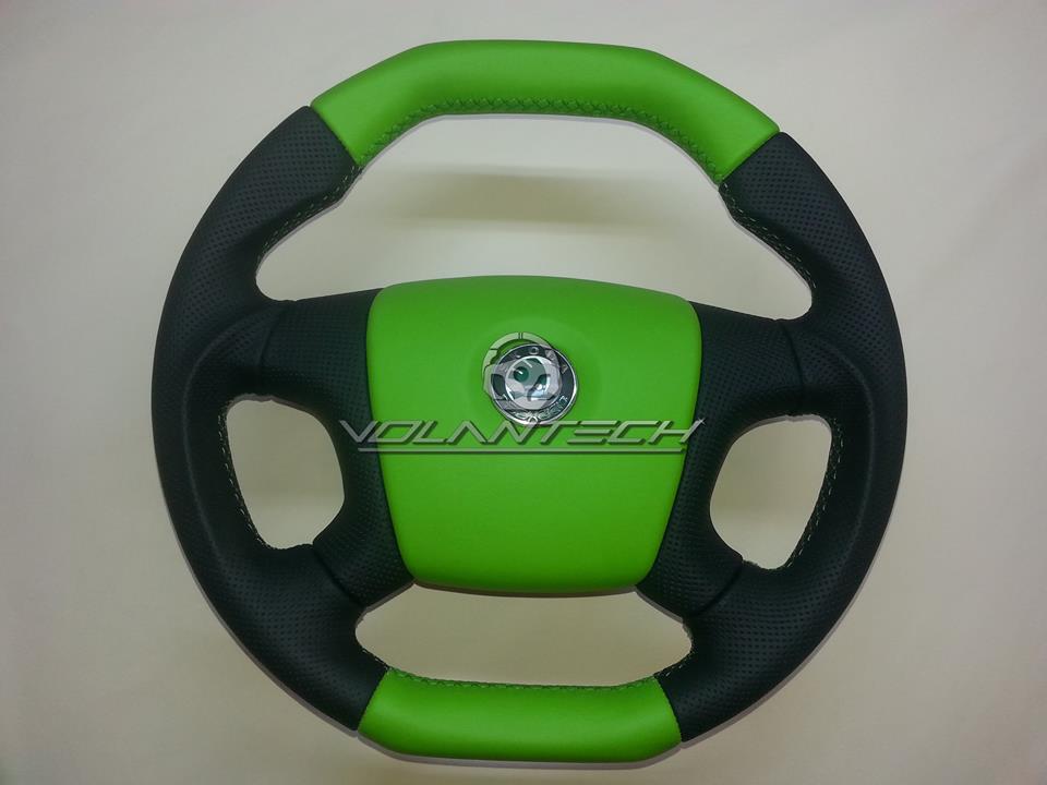 Zelená nappa + perforace, zelené šití. Dodělána úprava PERFORMANCE. Pošit airbag